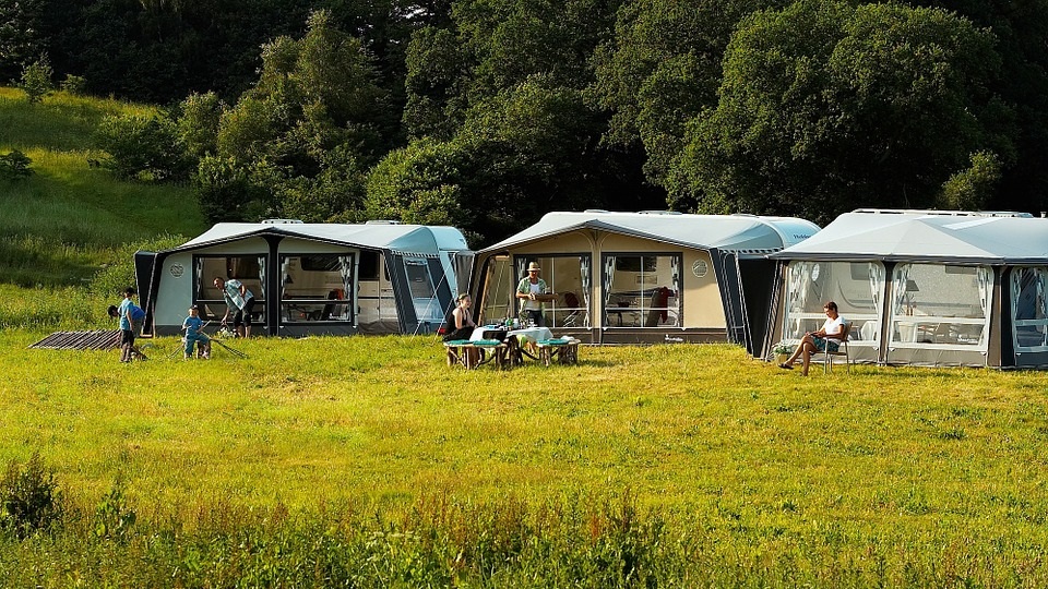 Camping mit Wohnwagen und Vorzelten