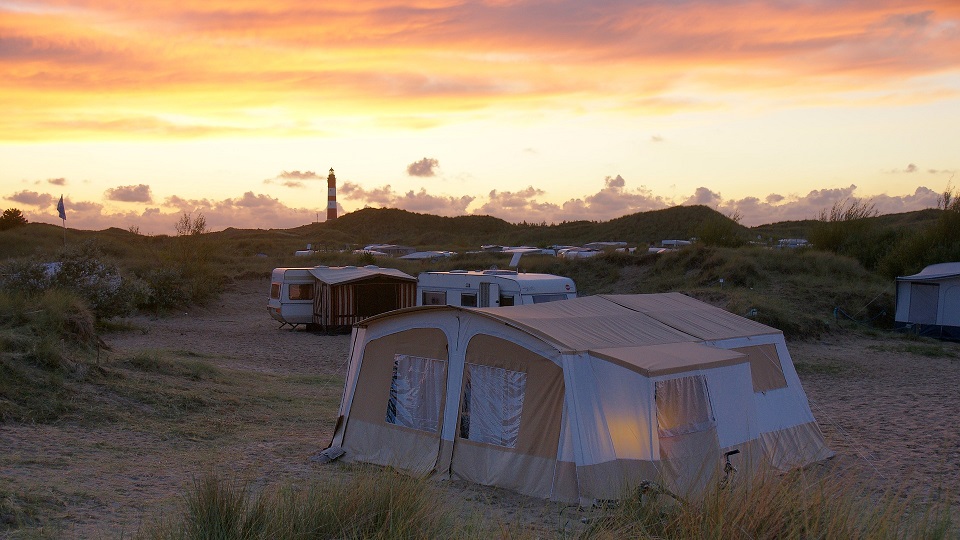 Campingurlaub am Leuchtturm im Sonnenuntergang